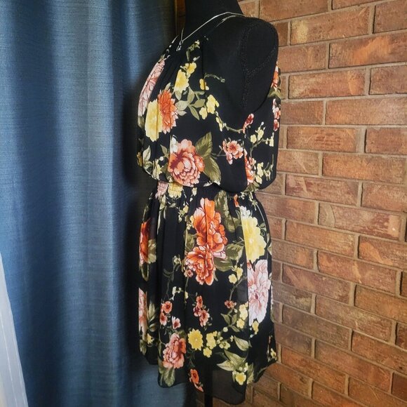 Lovely Floral Gathered Halter w/Cinched Waist and Tiem Back Mini Dress - Size L - Picture 3 of 12